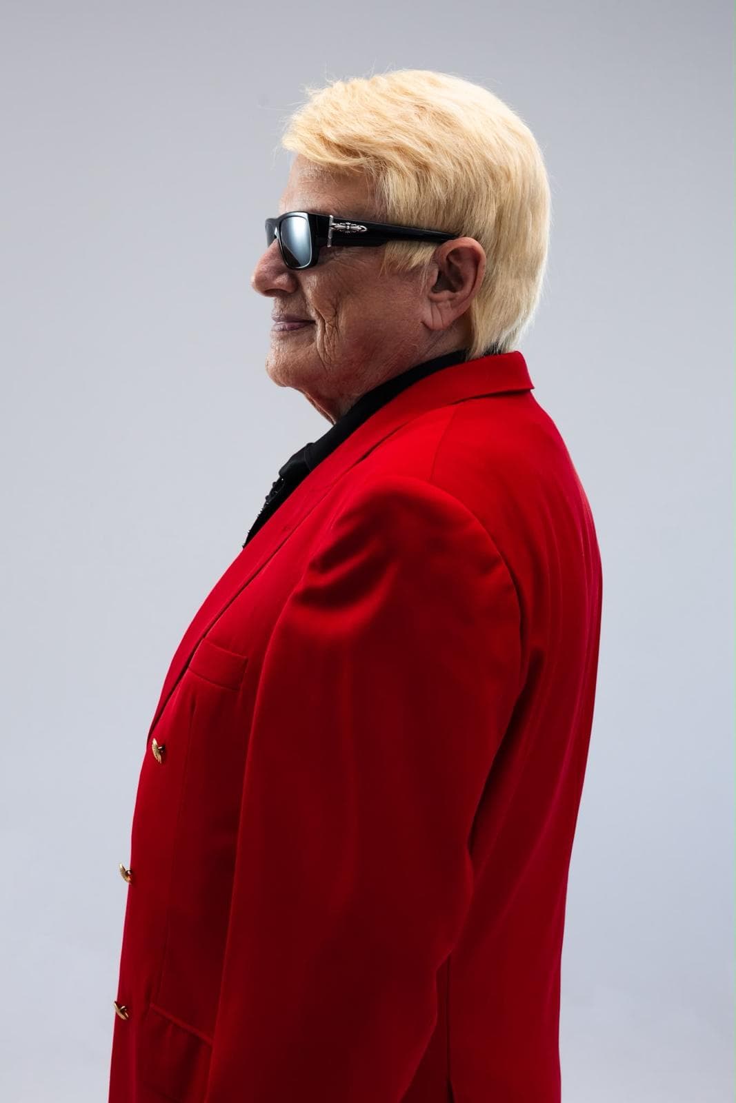 Heino im roten Sakko — Studiofoto 2026