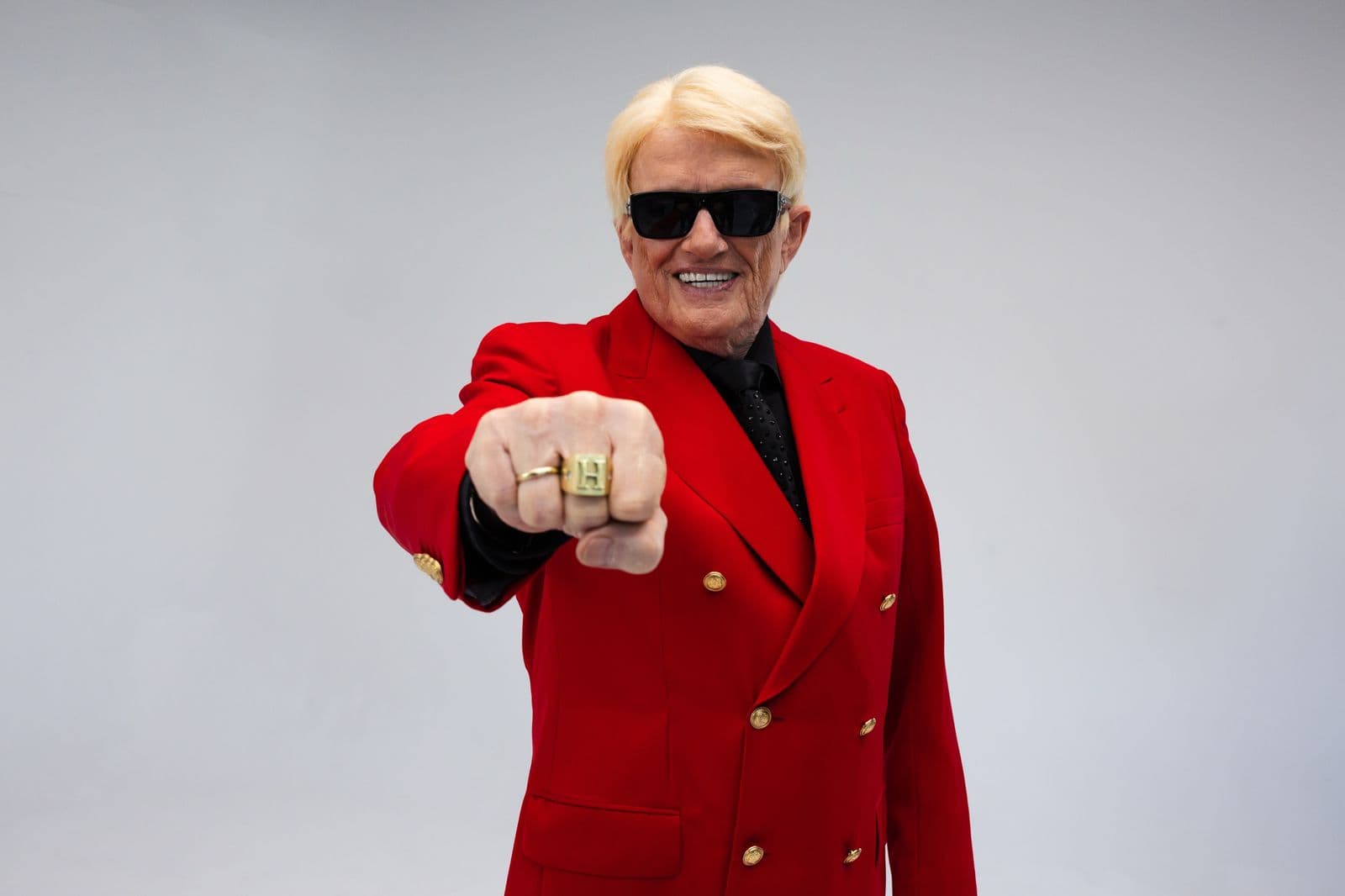 Heino im roten Sakko — Studiofoto 2026