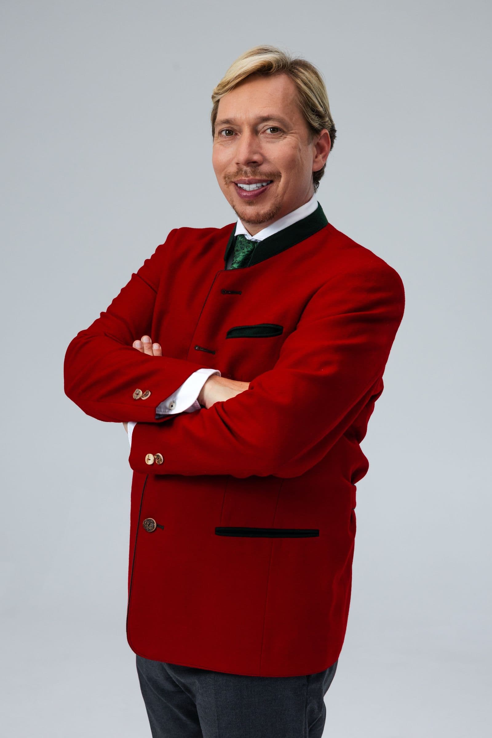 Helmut Werner im roten Trachtenjanker — Studiofoto 2026