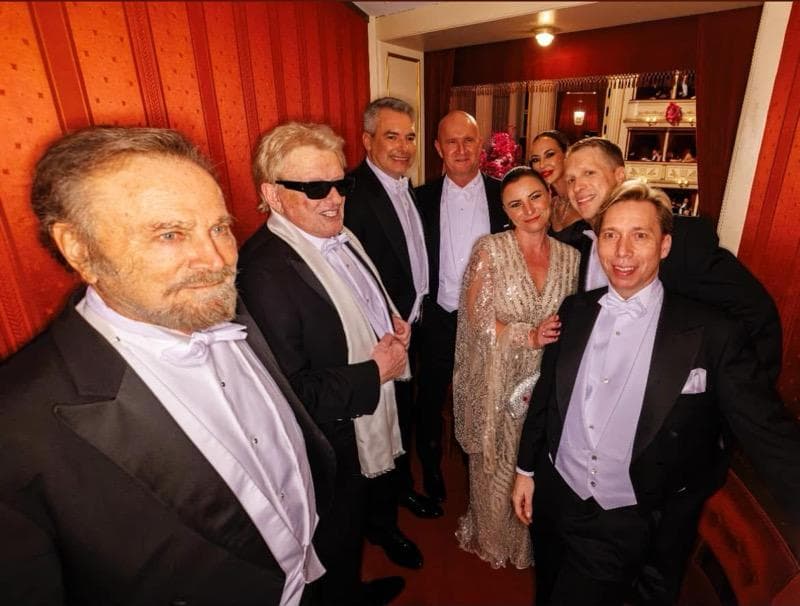 Heino mit Franco Nero, Karl Nehammer und Oliver Pocher in der Loge des Wiener Opernballs 2024